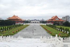 La plaza que rodea el Sal�n Conmemorativo Nacional de Chiang Kai-shek, monumento erigido en memoria 