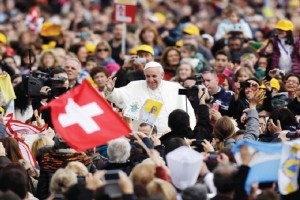 El papa Francisco saluda a la multitud, a su llegada ayer a la Plaza de San Pedro, antes de la audie