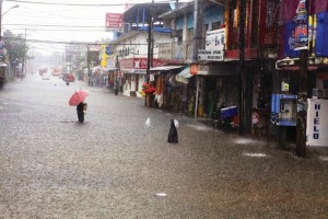 Las calles del municipio de Coatzacoalcos quedaron anegadas tras las fuertes lluvias que azotaron, s