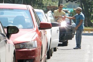 En un recorrido por Chapultepec, se constat� que los franeleros siguen cobrando a los automovilistas