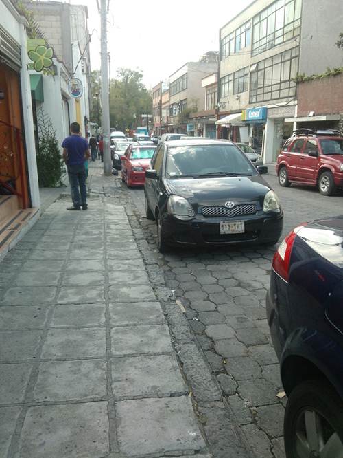 Cuando los conductores llegan, los franeleros se acercan discretamente para ayudarlos a estacionarse