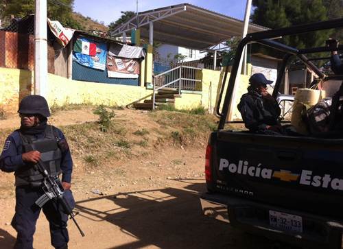  A la entrada de la escuela Monte Albn hay dos patrullas de la Polica Estatal de Oaxaca para res