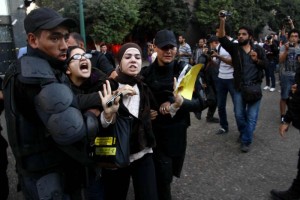 Un da antes se vio cmo las fuerzas de seguridad golpeaban y arrastraban a mujeres activistas duran