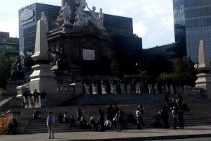 Un grupo de polic�as se encuentran en el �ngel de la Independencia