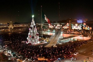 El �rbol instalado en el Z�calo mide 40 metros, fue elaborado con follaje tipo natural y se ilumina 