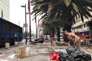 Se aglutinan maestros en Monumento a la Revolucin Los maestros desarman sus carpas y las reubican en la explanada del Monumento a la Revolucin