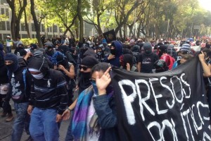 Anarquistas marchan con integrantes de la CNTE 