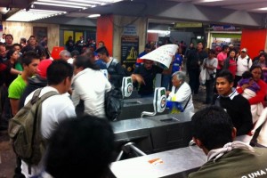 Tras la marcha contra el tarifazo, manifestantes se dieron a la tarea de dar accesos libres en estac