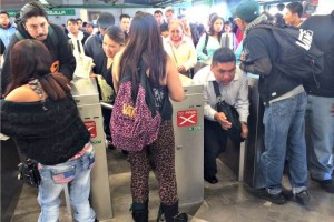 Saltan torniquetes en 14 estaciones el Metro, informa STC 