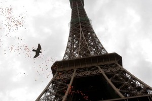 90 aos sin el ingeniero francs Gustave Eiffel La torre, hecha para la Exposición Universal de París de 1889, es desde hace tiempo una de las may