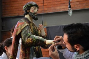 Especialistas del Taller de Restauracin de Escultura Policromada de la ENCRyM intervienen una escul