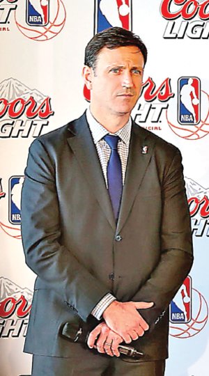 Cambi� la raqueta por las duelas y la canasta