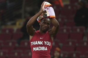 Drogba sera sancionado por homenaje a Mandela Didier Drogba y Emmanuel Ebou mostraron playeras en honor a Nelson Mandela.