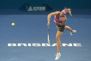 La tenista rusa Maria Sharapova sirve la bola durante su partido del torneo de Brisbane 