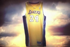 Kobe anuncia su regreso: 'La leyenda contina' La playera de Kobe sufre de todo, pero al final, siempre regresa intacta.