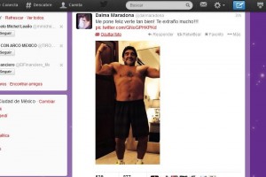 Maradona aparece delgado y musculoso.