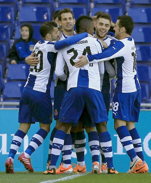Los jugadores del Espanyol celebran el penal convertido por Sergio Garca ante el Valladolid