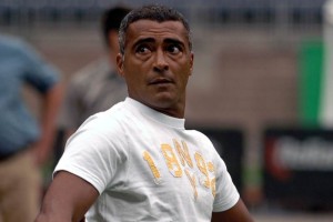 Romario se luce con tres goles en el encuentro 