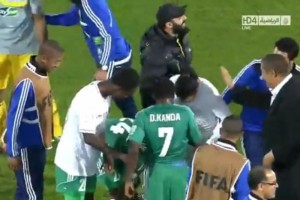 Los jugadores del Raja Casablanca dejaron a Ronaldinho sin playera ni zapatos.