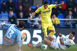 Aquino anot en tiempo de descuento para rescatar al Villarreal ante Elche.