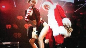 Cyrus no respeta ni a Santa Claus en Navidad