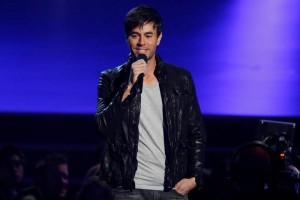 Enrique Iglesias anuncia a los nominados en la categora de Mejor lbum del Ao en el concierto orga