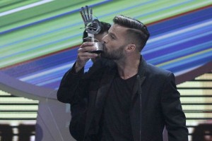 El cantante portorriqueño Ricky Martin recibe el galardón al mejor artista latino durante la gala 