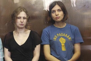 Nadezhda Tolokonnikova, de 24 aos de edad, y Mara Al yokhina, de 25 aos, cumplen una condena de d