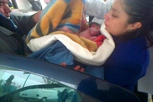 Elementos policiacos auxiliaron a una mujer que dio a luz en Apizaco, Tlaxcala 