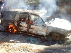 Masacre en Oaxaca; incendian camioneta Masacre en Oaxaca; incendian camioneta