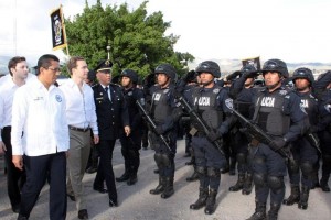 El gobernador entreg uniformes, equipos de cmputo y patrullas del Consejo Estatal de Seguridad Pb