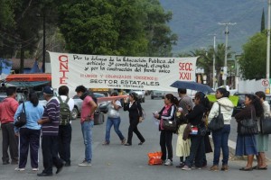Maestros de Seccin 22 inician bloqueo en Oaxaca Los docentes exigen al gobierno del estado respuesta a sus demandas y la devolucin de escuelas que