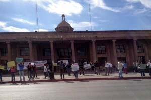 Afuera de algunos congresos locales se registraron protestas contra la aprobacin de la reforma, tal