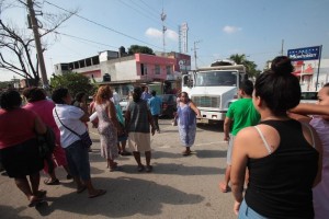Con autom�viles, lazos y triciclos de carga, los vecinos mantienen detenida esta vialidad y amagaron