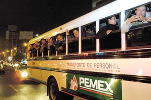 Reestructura Pemex su plantilla de personal
