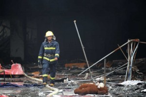 Un rescatista trabaja en el sitio del accidente despus de un incendio provocado por una explosin d