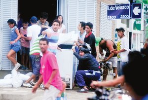 Vive Argentina caos y saqueos