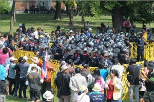 Policas se confrontan con manifestantes antigobierno que intentan interrumpir el registro electoral