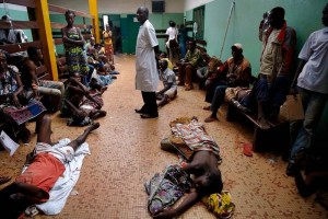 En un hospital de Bangui decenas de personas con heridas de bala esperaban durante horas en el suelo