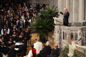 El vicepresidente estadounidense Joseph Biden pronuncia un discurso durante el oficio religioso cele