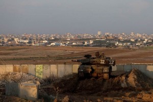 Un tanque israel estacionado en posicin vigila la Franja de Gaza