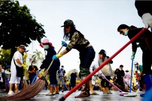 La limpieza de las calles se realiz por cuadrillas de manifestantes que mantuvieron una acampada fr