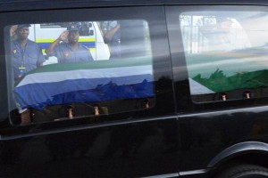 El ata�d del expresidente Nelson Mandela es trasladado tras permanecer en la capilla ardiente instal