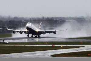 Aeropuertos de Londres confirman retrasos por temporal Un avin de British Airways despega bajo la lluvia que afecta al aeropuerto de Heathrow, en Londres