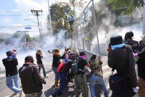 Manifestantes antigubernamentales se manifiestan frente a la Casa de Gobierno, en Bangkok, Tailandia