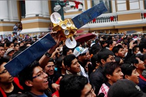 Centenares de bolivianos reunidos hoy en La Paz siguieron emocionados la puesta en �rbita del primer