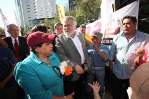 El senador sali de la Cmara Alta para informar a manifestantes sobre el predictamen en materia ene