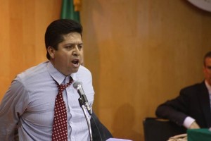 El diputado del PRD, Antonio Garca Conejo, se desnud y quedo en ropa interior en protesta por el d