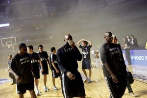 Un corto circuito en la Arena Ciudad de M�xico desata una humareda que fuerza la cancelaci�n del jue