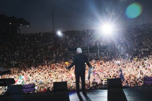 La foto muestra un lleno en el concierto de Barcelona